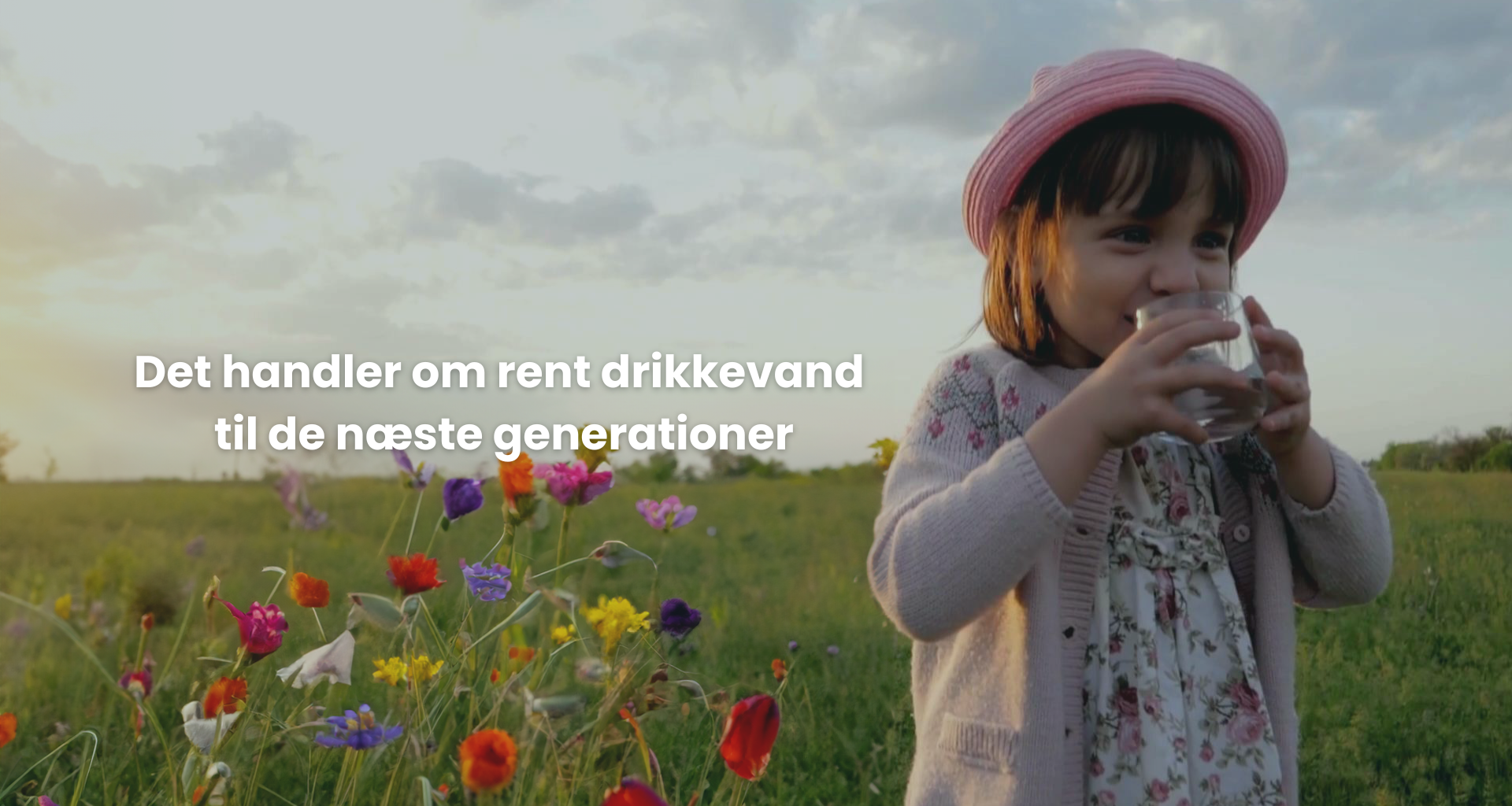 Pige drikker rent drikkevand uden pesticider. Marken er nemlig beskyttet i forhold til BNBO
