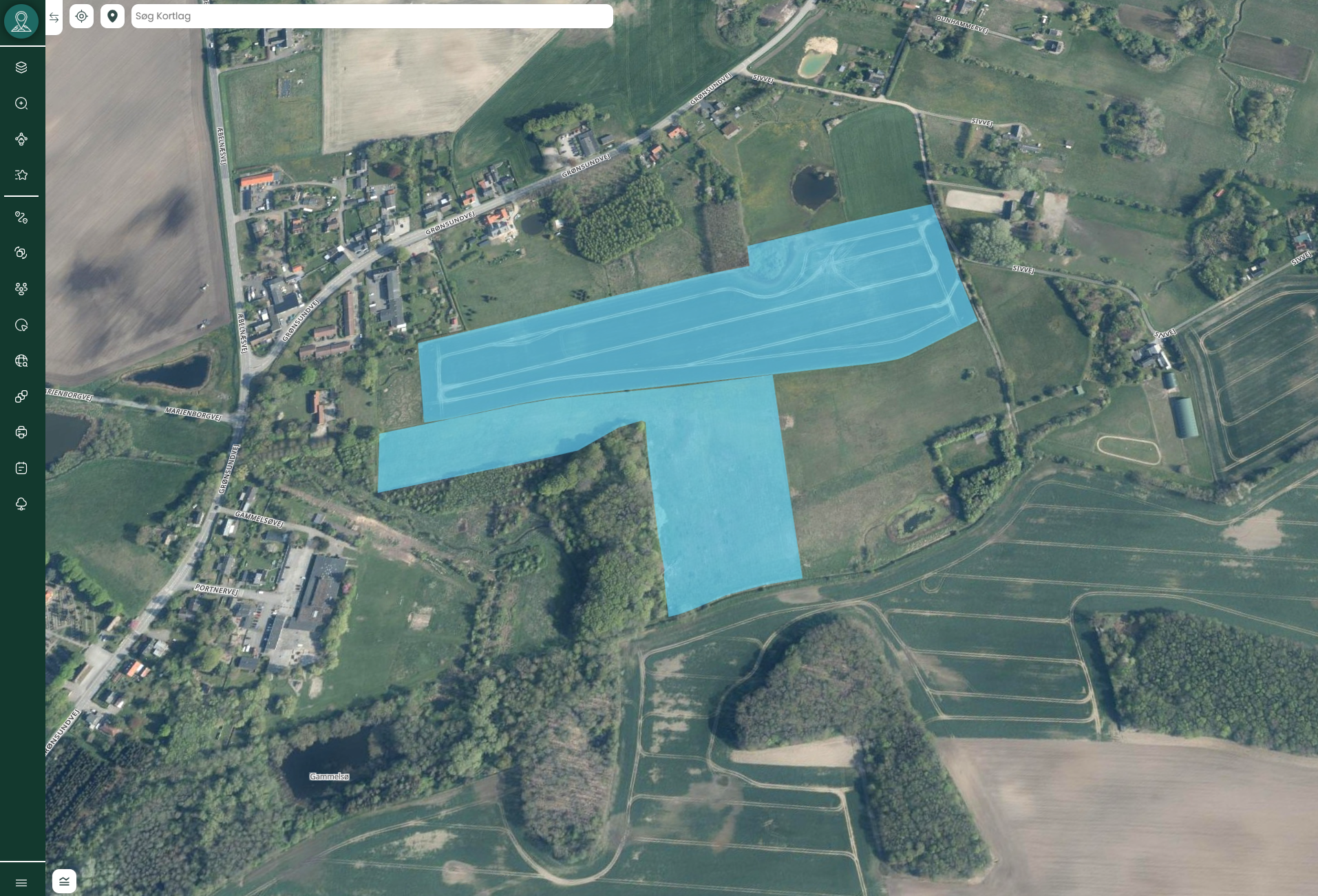 alt="Kortvisning i MapIt-platformen med arealer ejet af folkekirken markeret med blå polygoner over et landskab i Danmark"